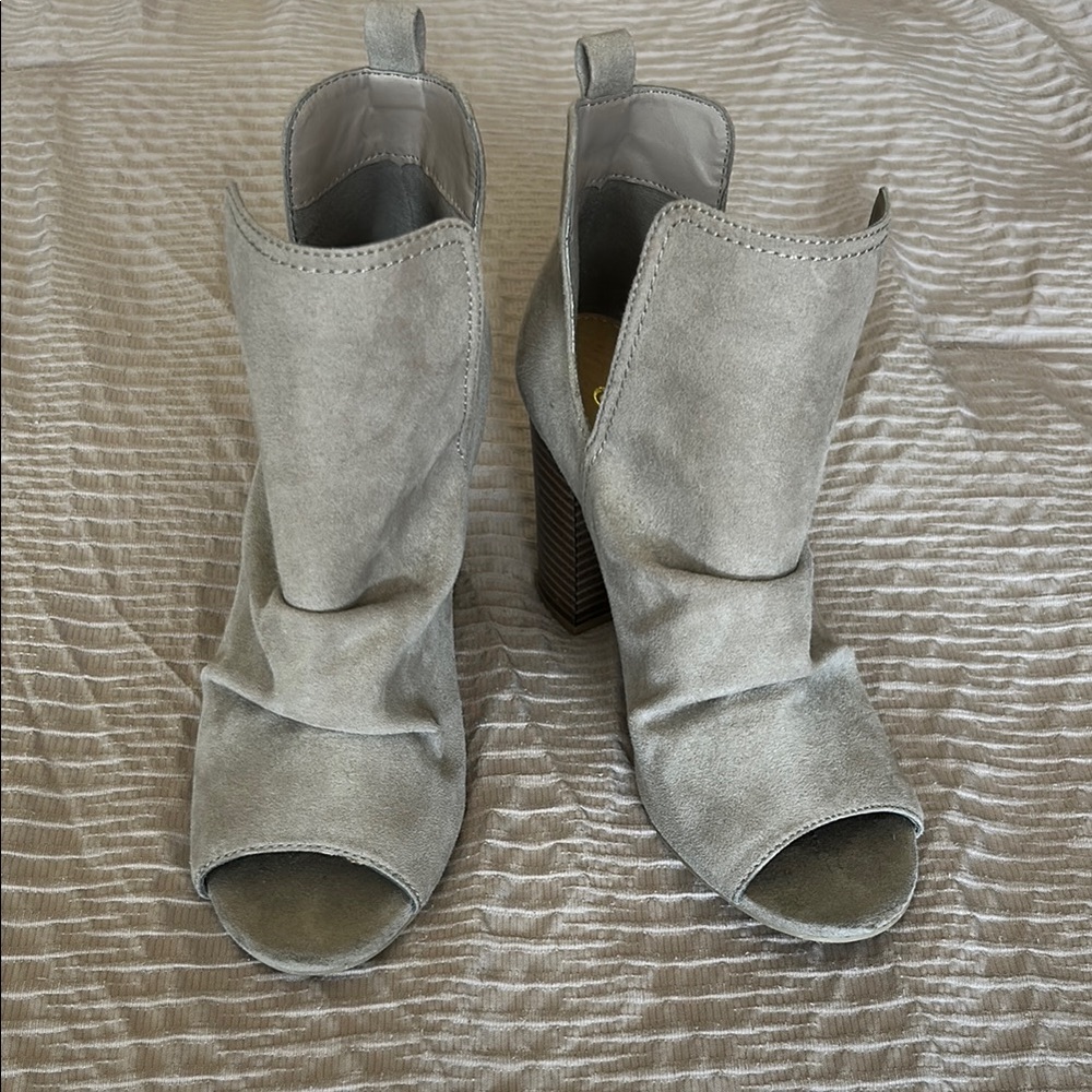 Brash Gray Heeled woman’s Booties size 7 
Casual boots office booties peep toe